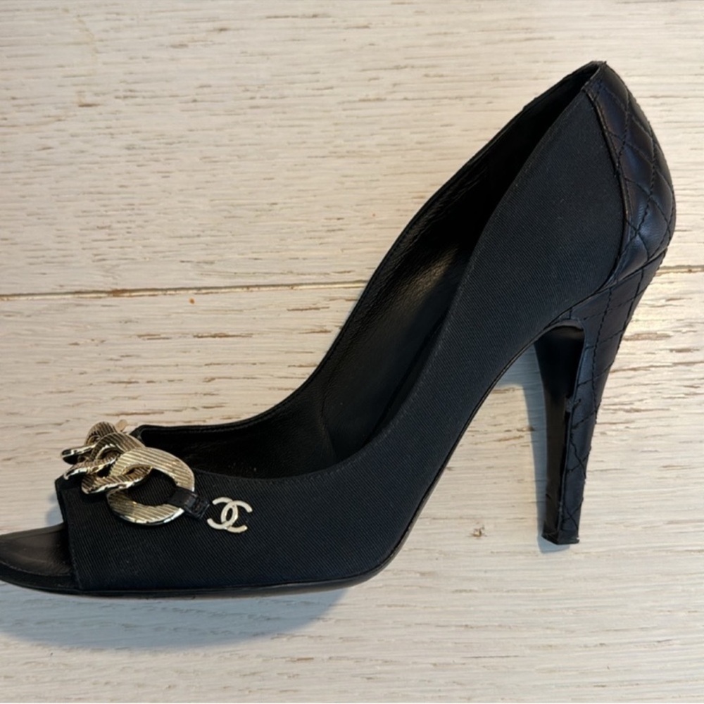 CHANEL Elegant Black Peep-Toe Heels with Gold Chain and CC Charm - Picture 7 of 14